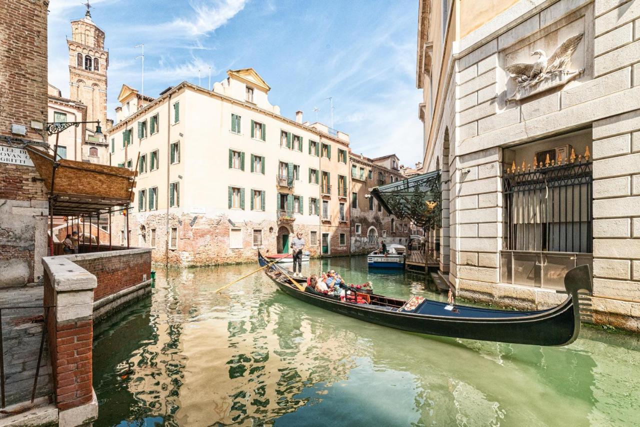 Casanova Fenice - Canal View เวนิส ภายนอก รูปภาพ